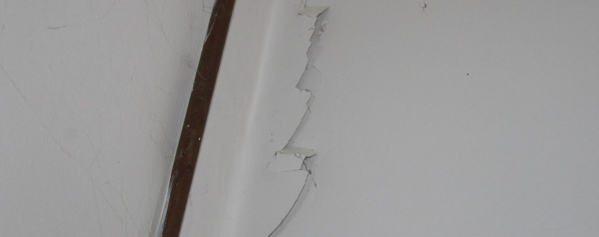 Sich setzendes Haus – Riss in der Wand, der auf ein strukturelles Problem hinweist