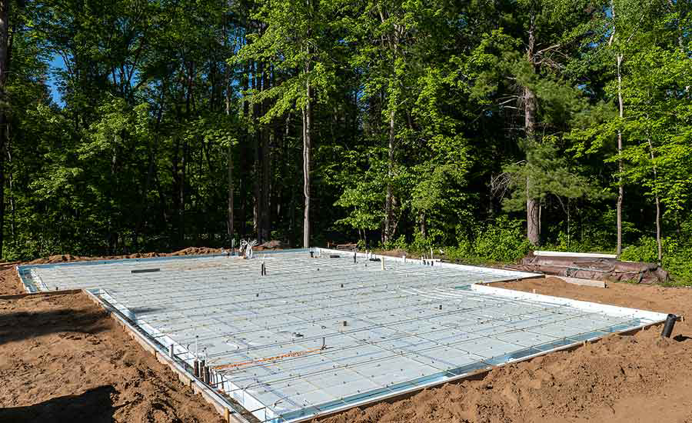 Abdichtung eines Betonfundaments durch Injektion und streichbare Abdichtung am Fundament eines Neubaus