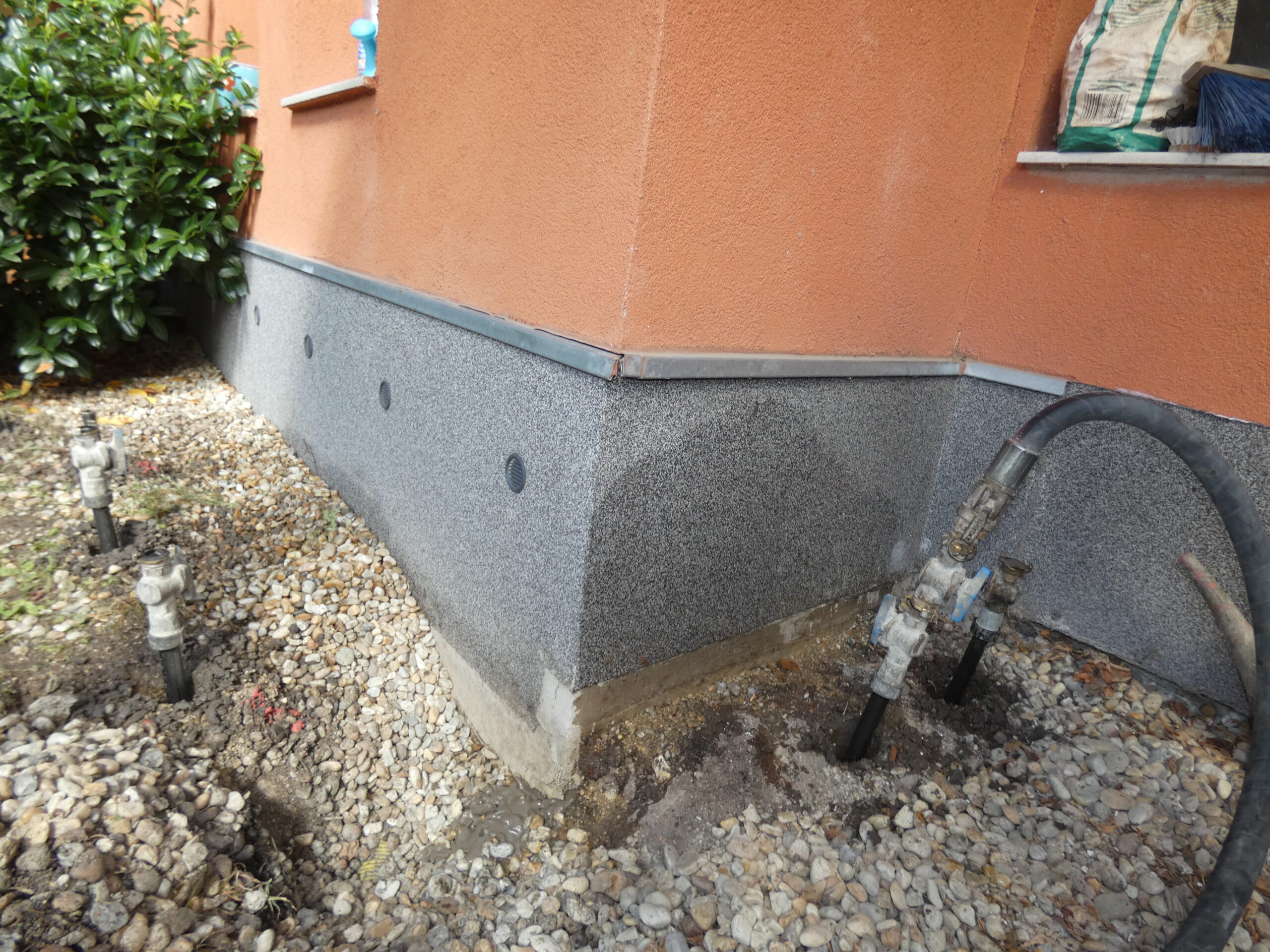 Verstärkung des Hausfundaments durch Injektion – Ablauf von Bohrung und Materialeinpressung am Fundament eines Einfamilienhauses