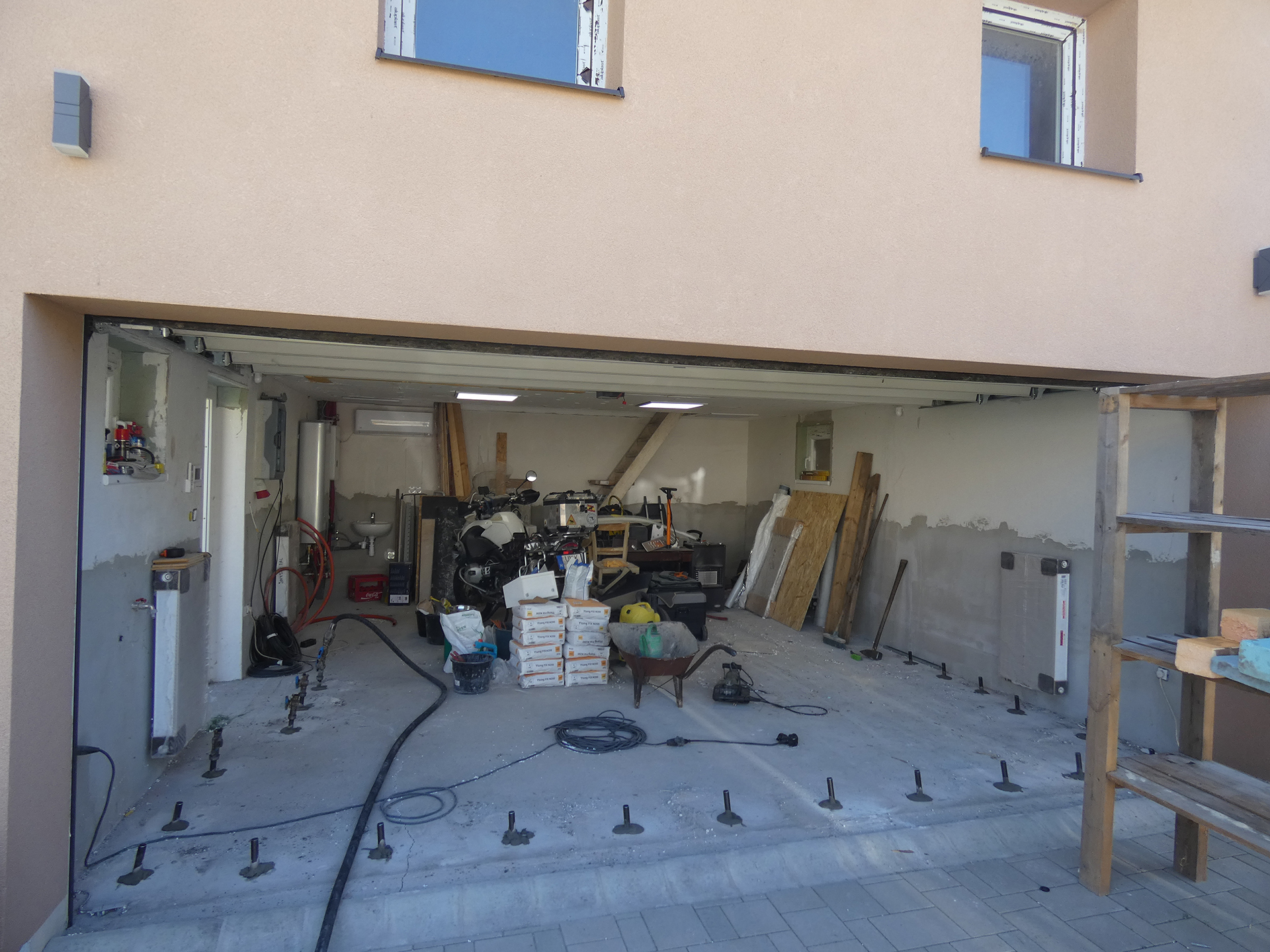 Vollständige Abdichtung einer Garage durch Injektion und streichbare Abdichtung beim Schutz gegen Niederschlagswasser